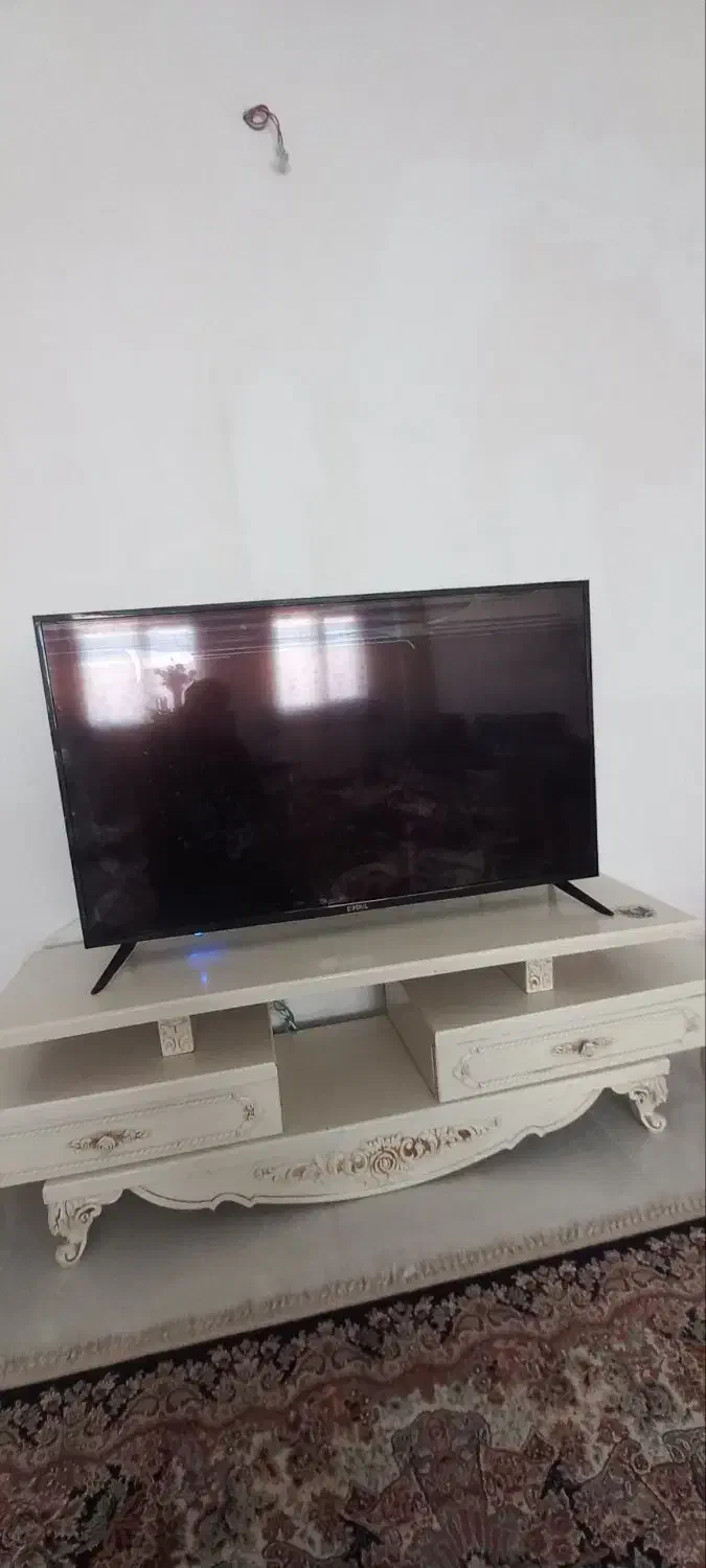 فروش تلویزیون صفحه شکسته با میز تلویزیون.|تلویزیون و پروژکتور|رباطکریم, رباطکریم|دیوار