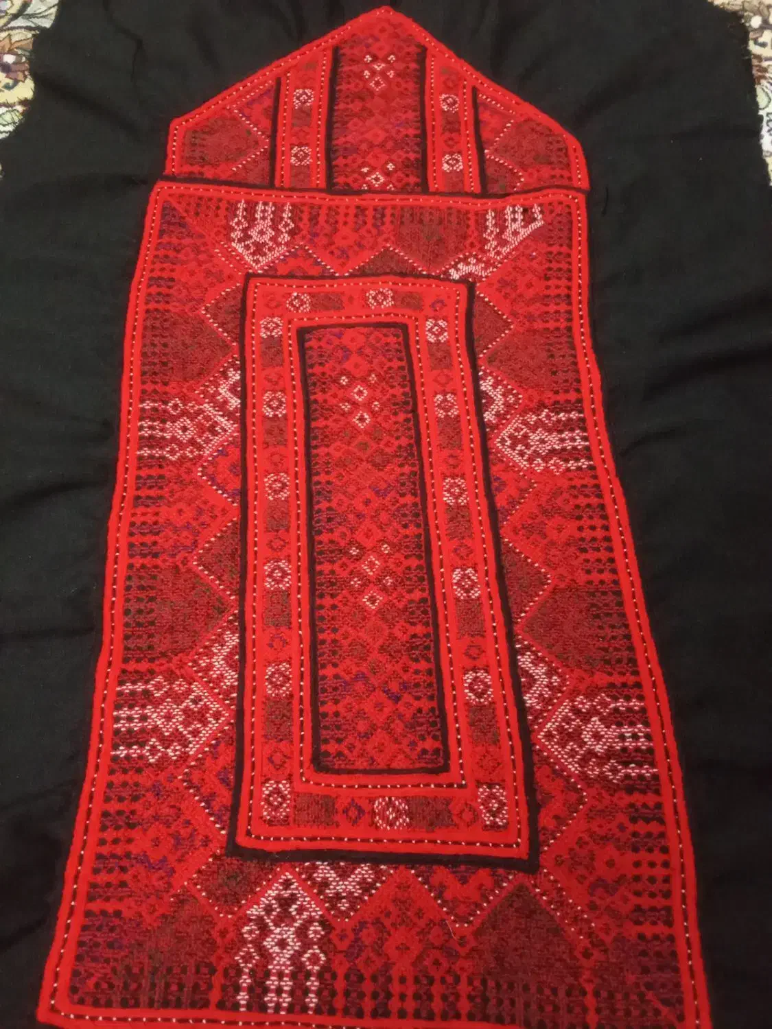 زنچگ چوکی تمام چوک|لباس|سرخه, |دیوار