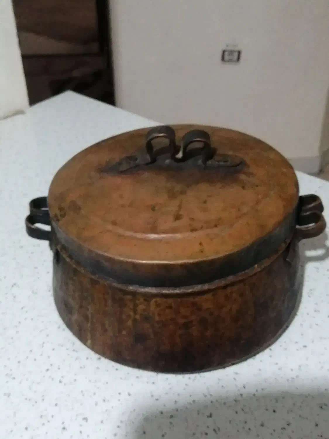 دیگ مسی قدیمی|کلکسیون اشیاء عتیقه|کاشمر, |دیوار