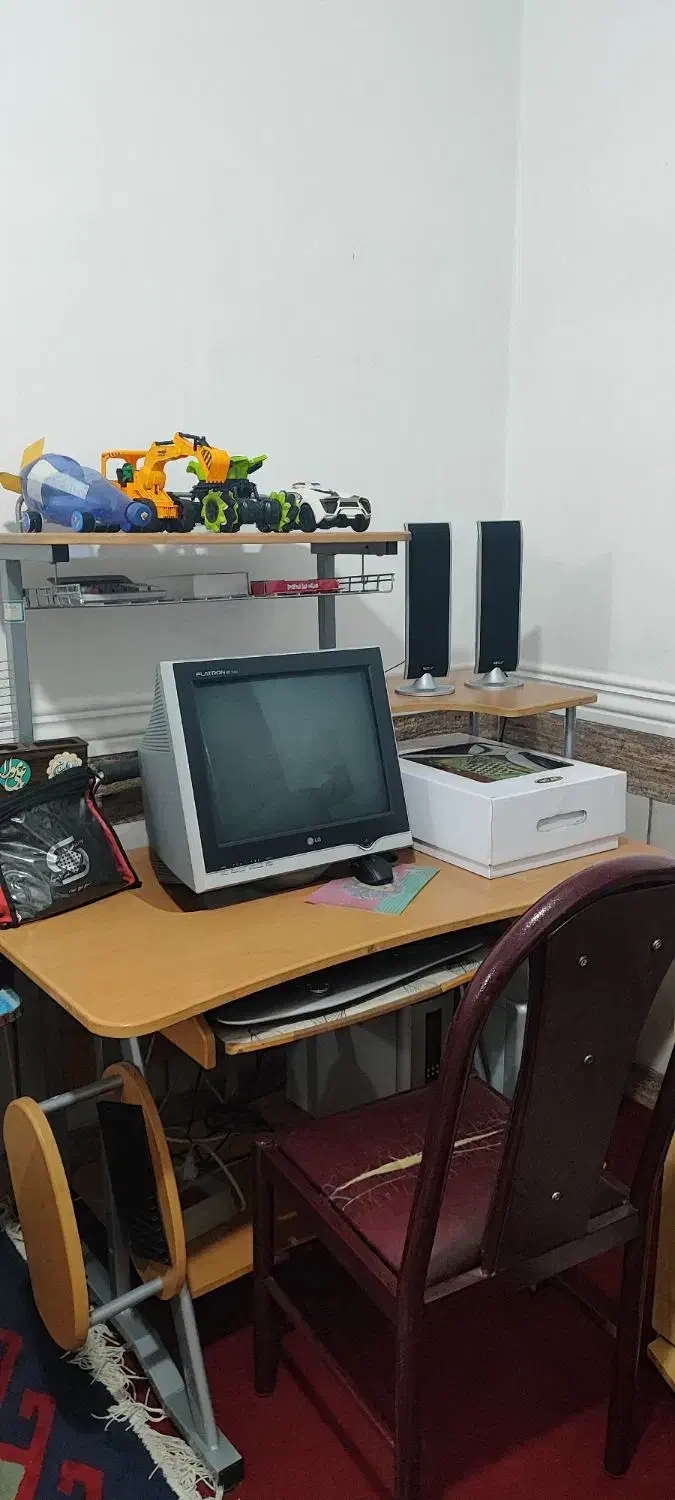 میز کامپیوتر با کامپیوتر و صندلی|میز تحریر و کامپیوتر|دوگنبدان, |دیوار