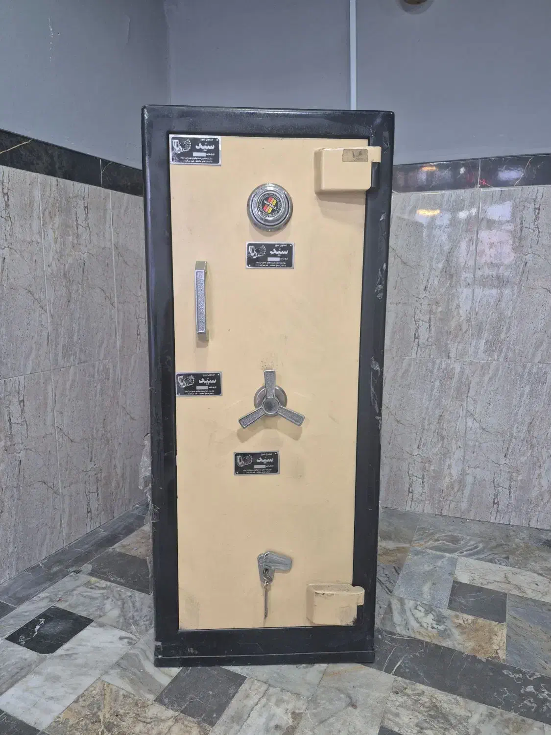 گاو صندوق رمز دار ۱۴۰ سانتی ۳ ماه استفاده شده|ابزارآلات|نور, |دیوار