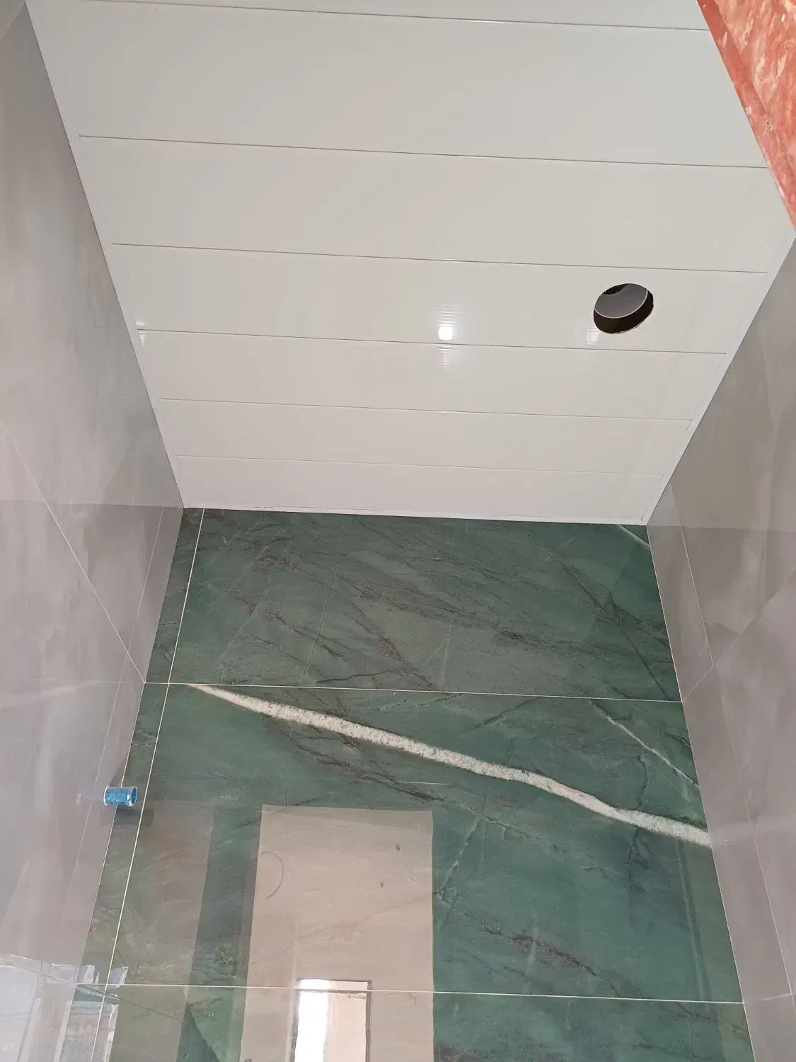 سقف کاذب نصب پی وی سی برای سرویس های بهداشتی(نصاب)|خدمات پیشه و مهارت|تبریز, |دیوار