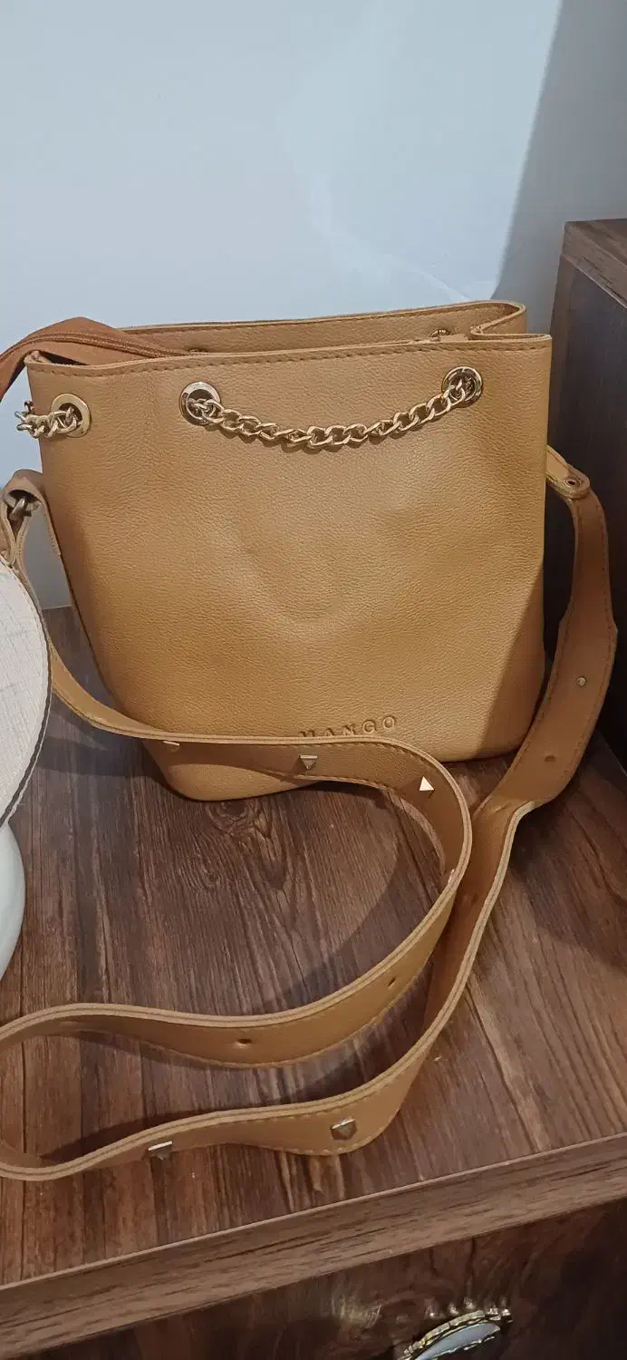 تعدادی کیف تازه|کیف، کفش، کمربند|میانه, |دیوار