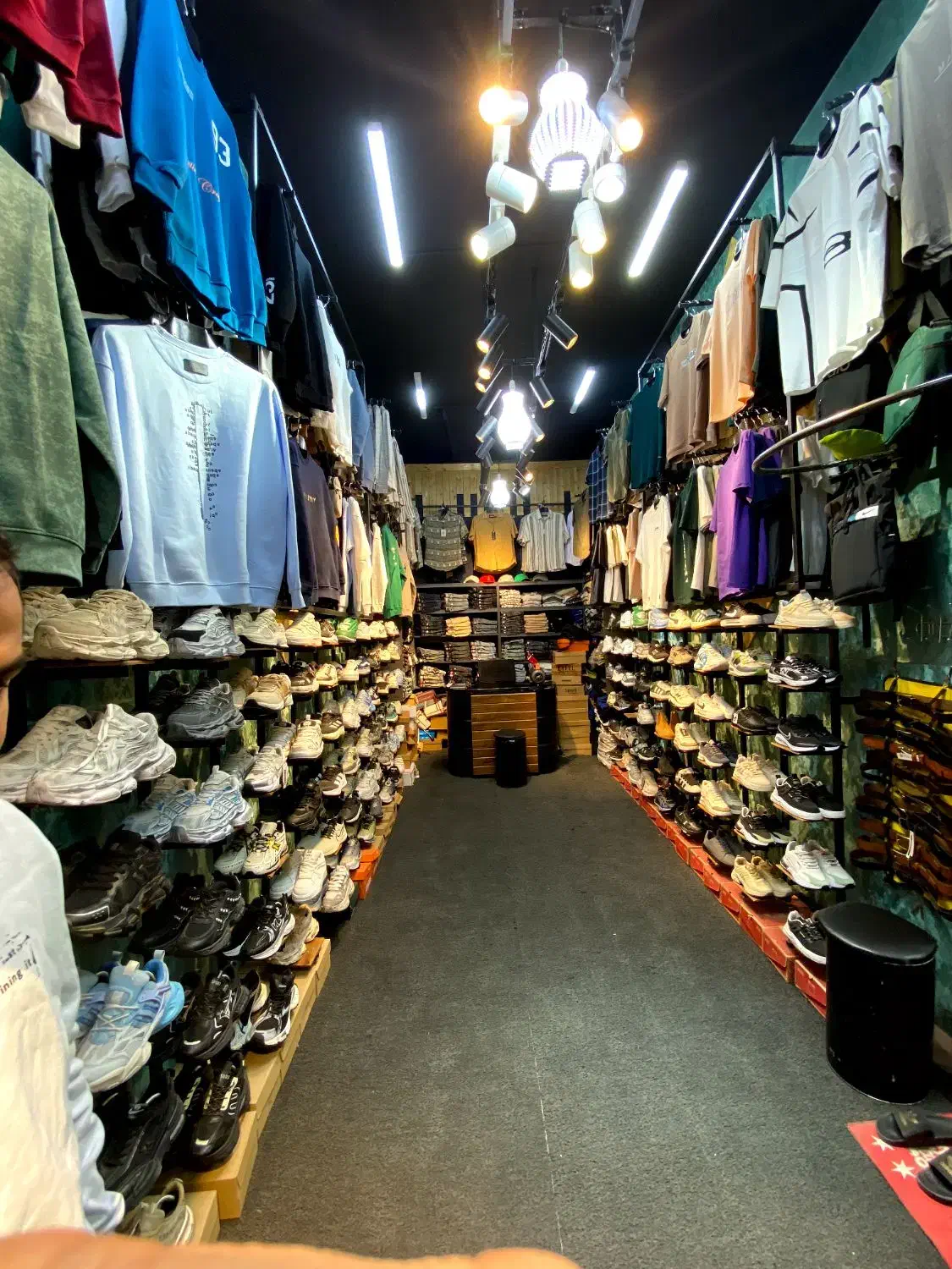 واگذاری فوری بوتیک جمهوری زیر قیمت فاکتور|اجارهٔ مغازه و غرفه|سقز, |دیوار