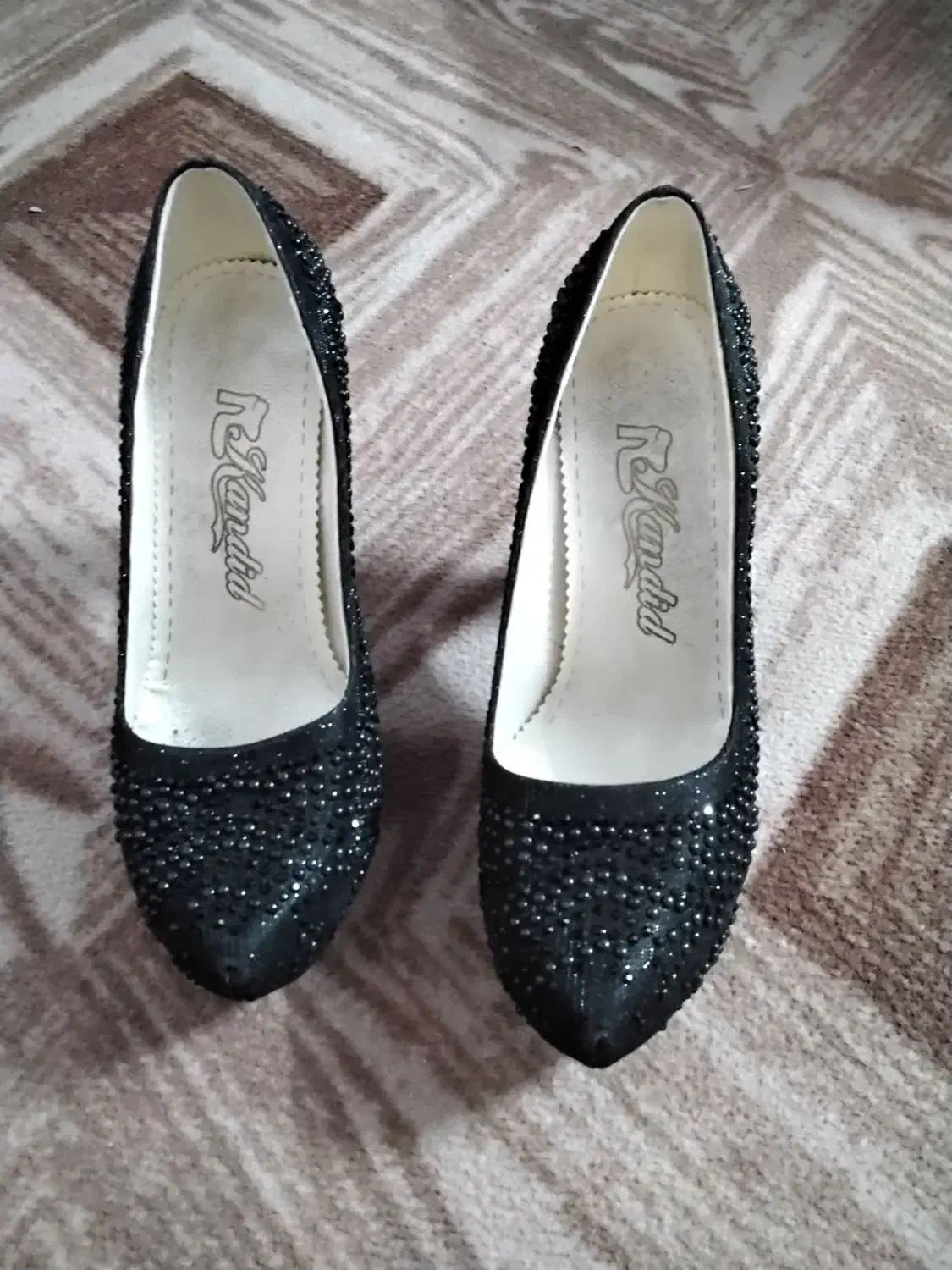 کفش مجلسی|کیف، کفش، کمربند|قم, وادی السلام|دیوار