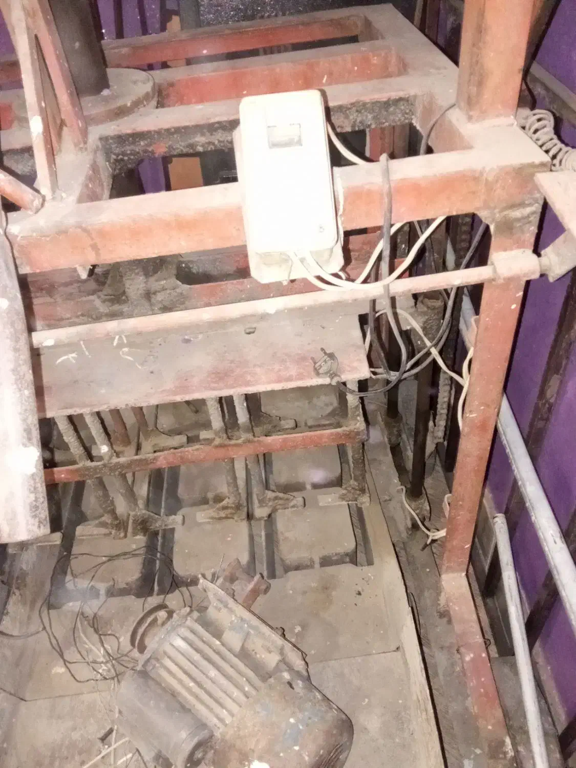 بلوک زن ته پر|ماشین‌آلات صنعتی|ساوه, |دیوار