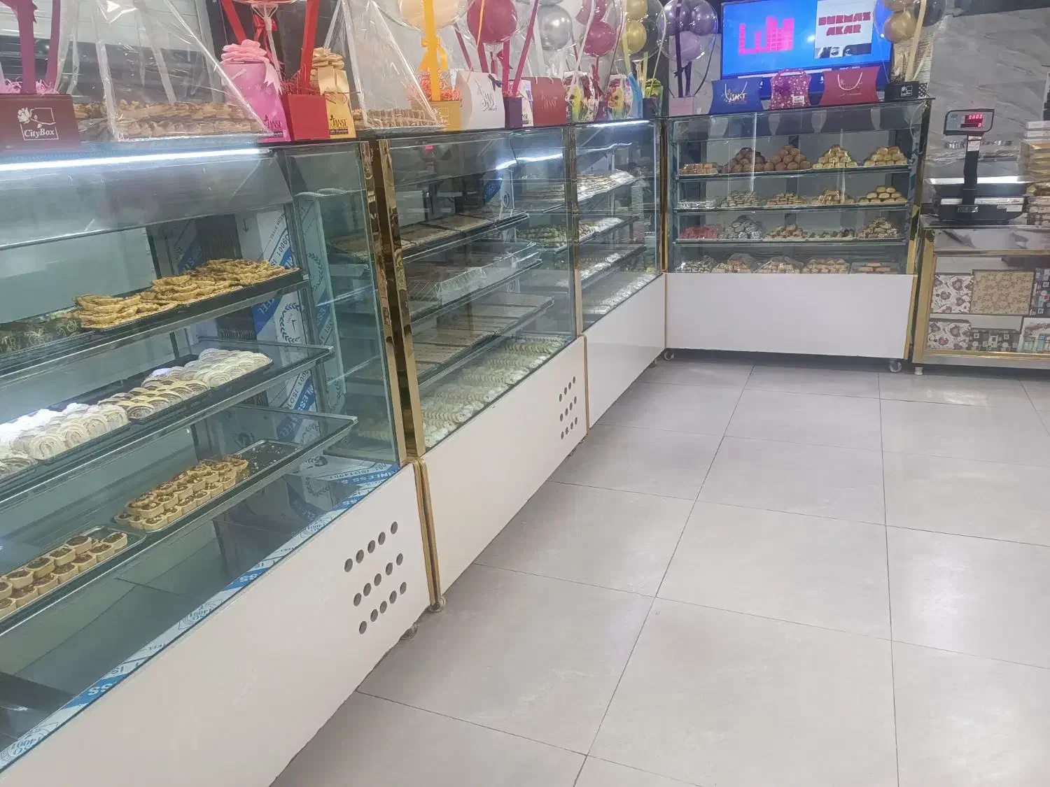 یخچال و ویترین شیرینی فروشی با دکور و تجهیزات|فروشگاه و مغازه|شیراز, لاله|دیوار