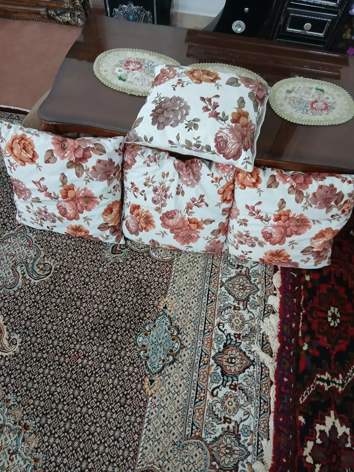 بالشت|رختخواب، بالش، پتو|باسمنج, |دیوار