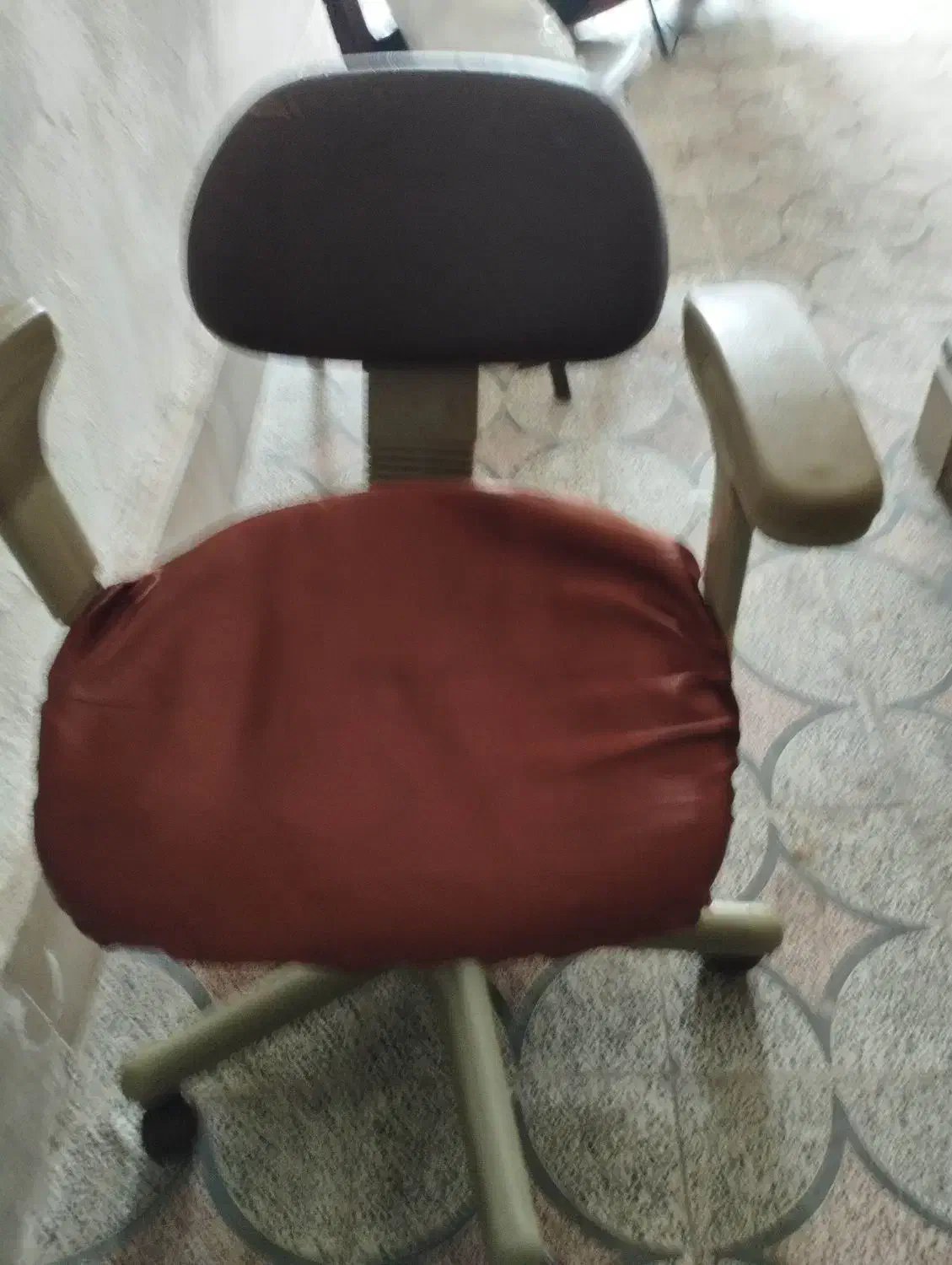 صندلی گردون کارکرده وسالم بخاطر جابجایی بفروش میره|صندلی و نیمکت|رشت, شهرک قدس|دیوار