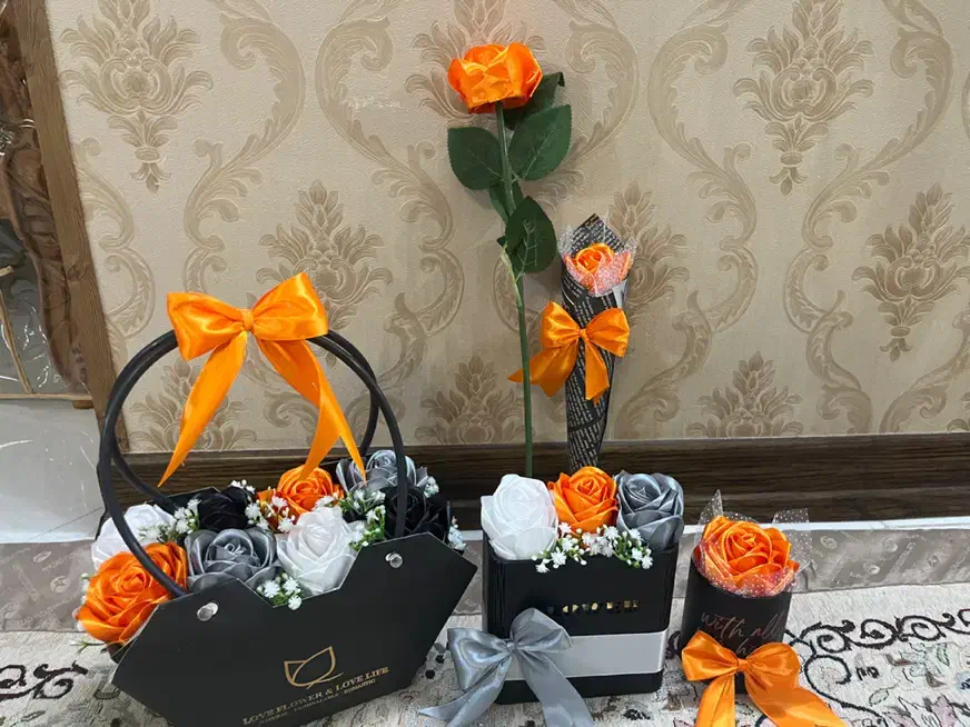 رزهای ربانی و دسته های پروانه ای جذاب|گل مصنوعی|اصفهان, درب کوشک|دیوار