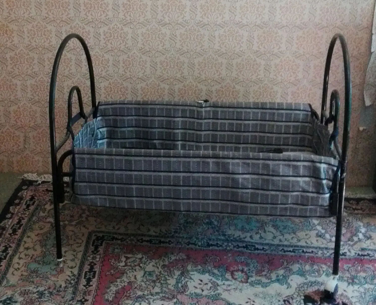 گهواره به همراه روروئک کودک|اسباب و اثاث بچه|شیراز, اصلاحنژاد|دیوار