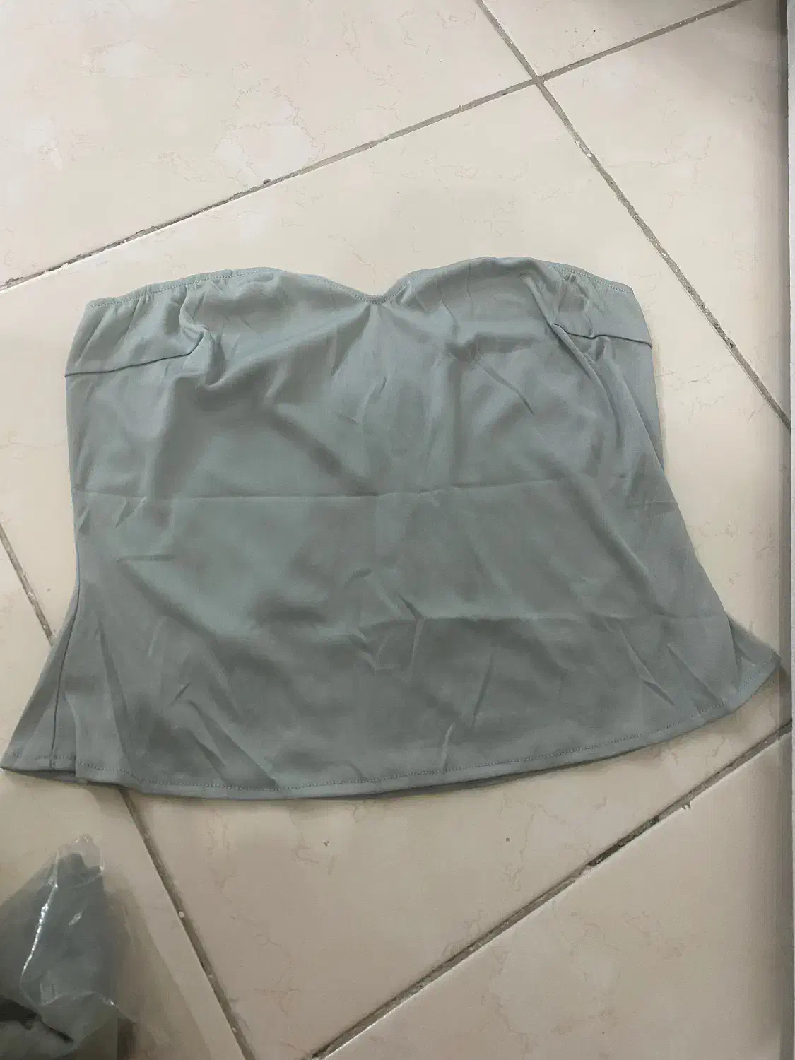 لباس تمام سنگ|لباس|آستانه اشرفیه, |دیوار