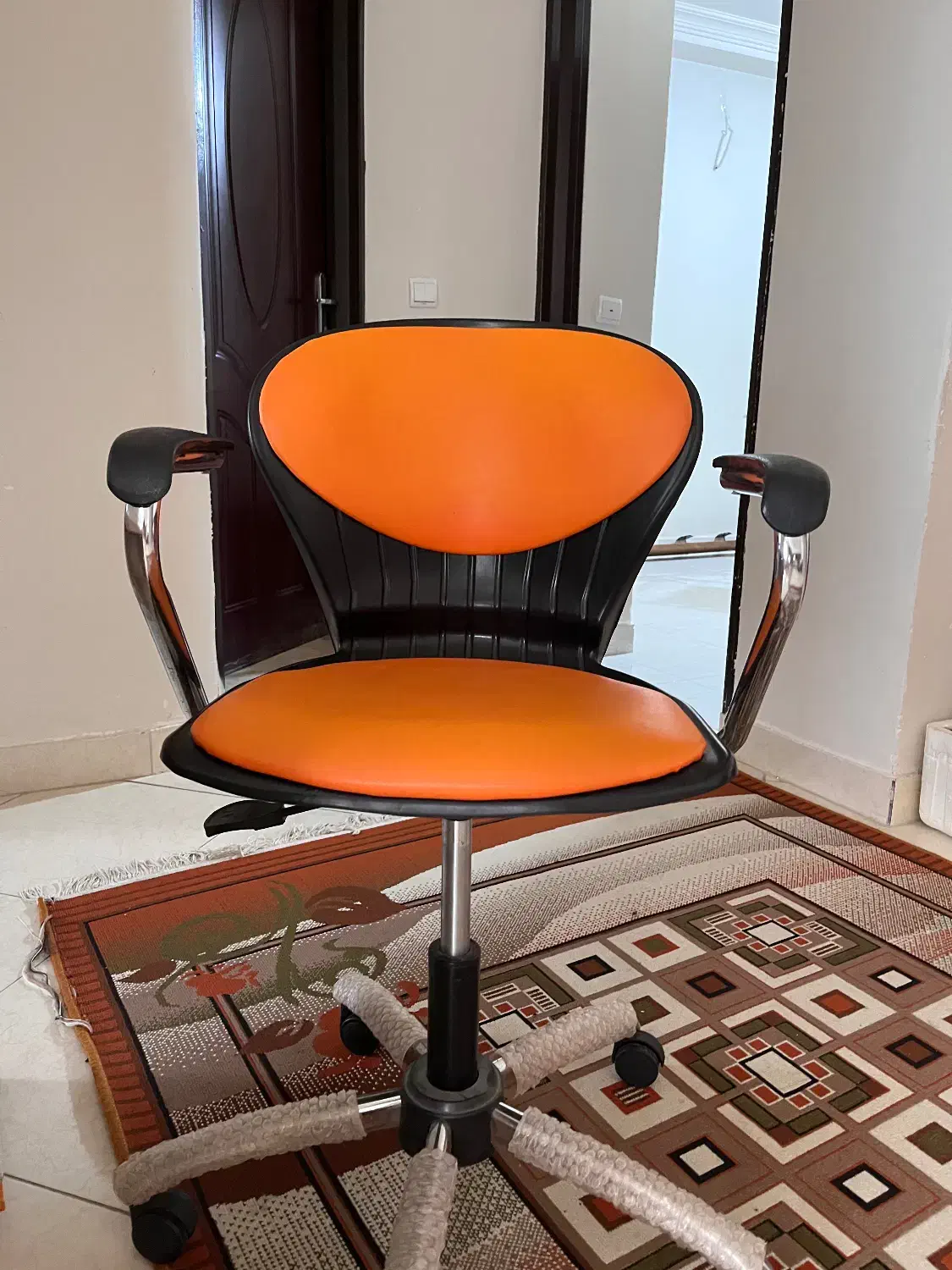 میز تحریر و صندلی چرخدار|میز تحریر و کامپیوتر|بندر گز, |دیوار