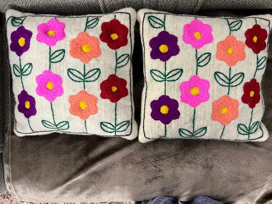 رویه کوسن نمدی گلدوزی|رختخواب، بالش، پتو|قزوین, |دیوار