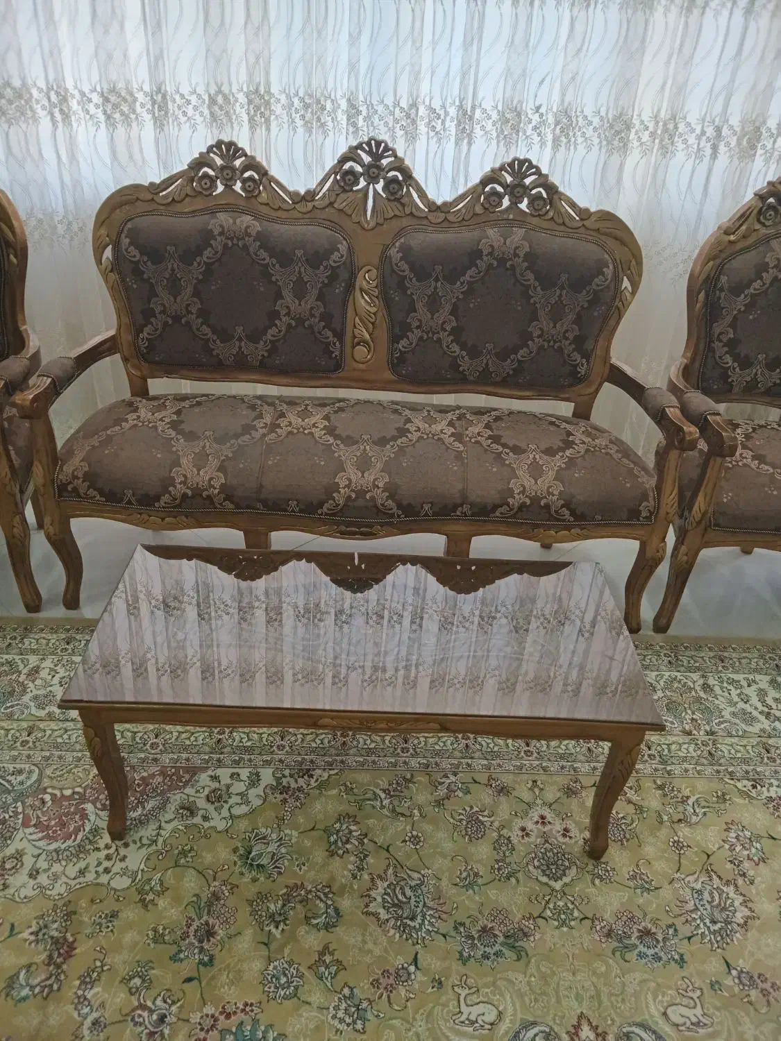 مبل سلطنتی سه نفره با سه تا میز شکیل|مبلمان خانگی و میز عسلی|گلبهار, شهر جدید گلبهار|دیوار