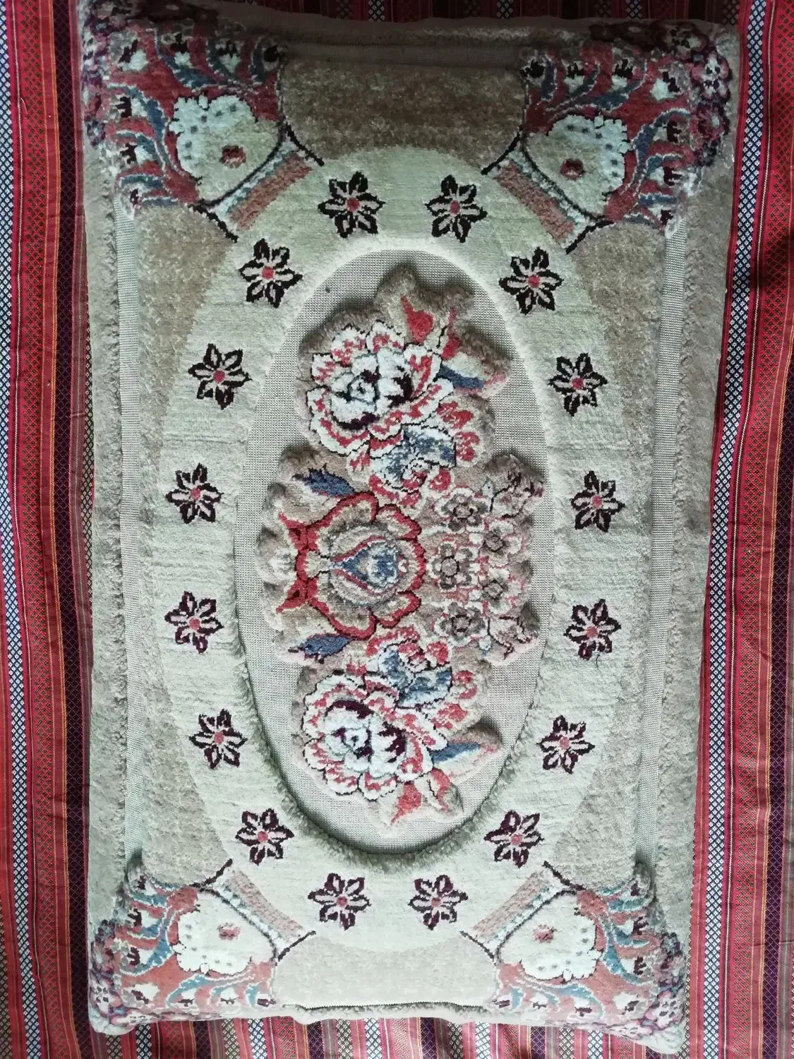 یک جفت پشتی سنتی کرم رنگ گل برجسته|پشتی|اصفهان, مصلی|دیوار