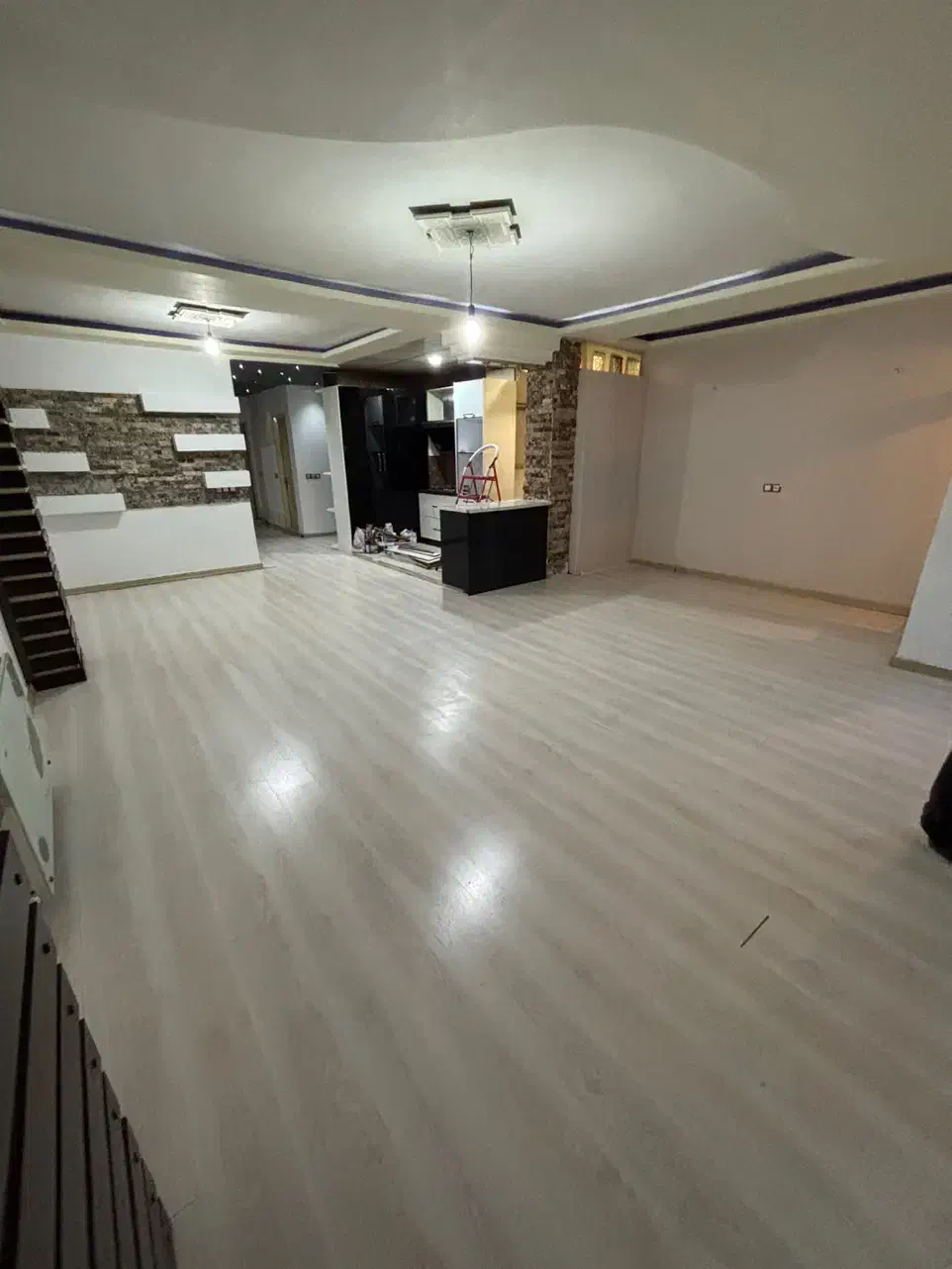 ۱۰۳متری/پکیج/پارکینگ/تکمیل/بر خیابان اصلی|فروش آپارتمان|آستارا, |دیوار