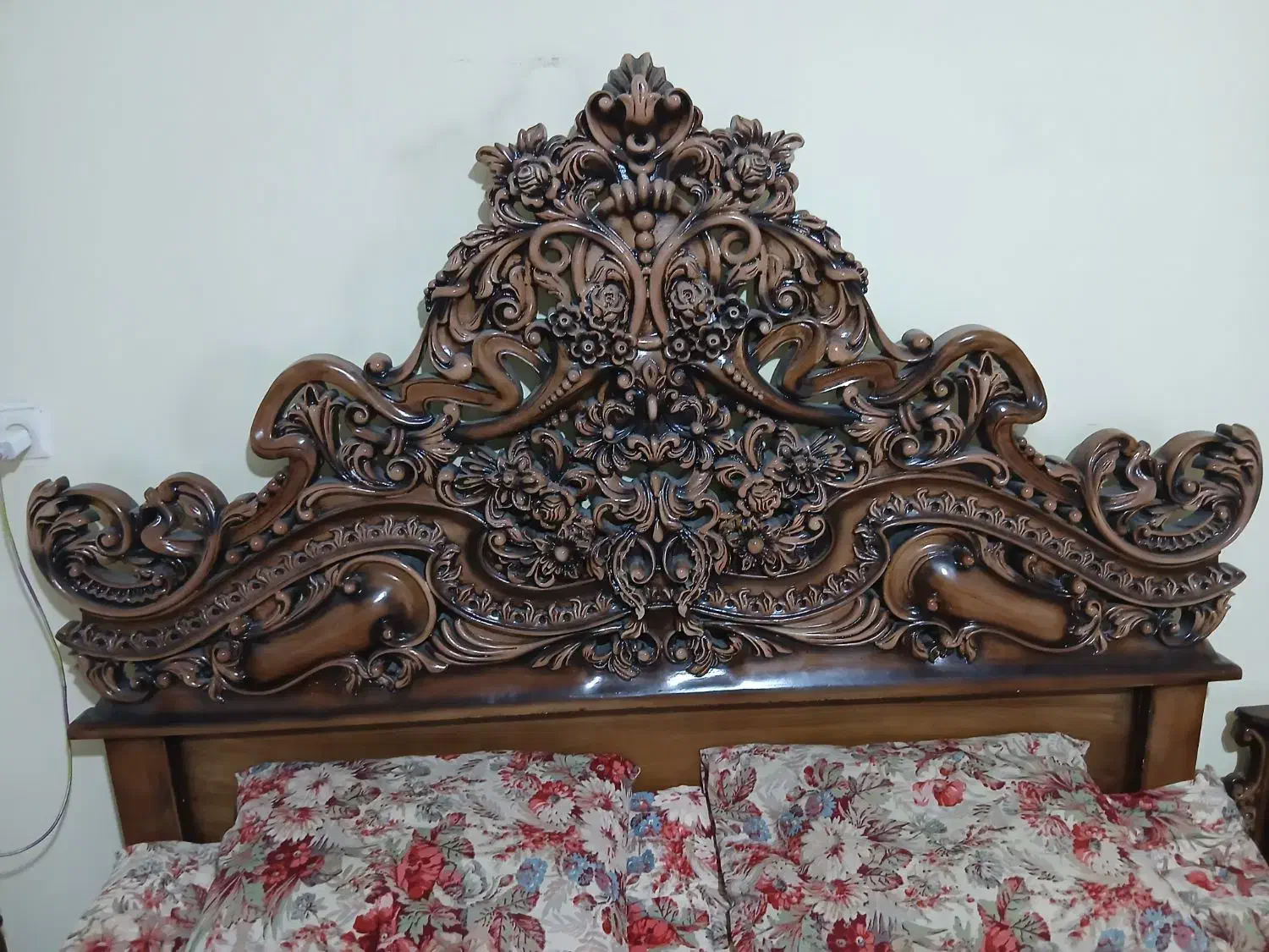 سرویس خواب سلطنتی پر منبت در حد نو واقعی|تخت و سرویس خواب|تهران, شمشیری|دیوار