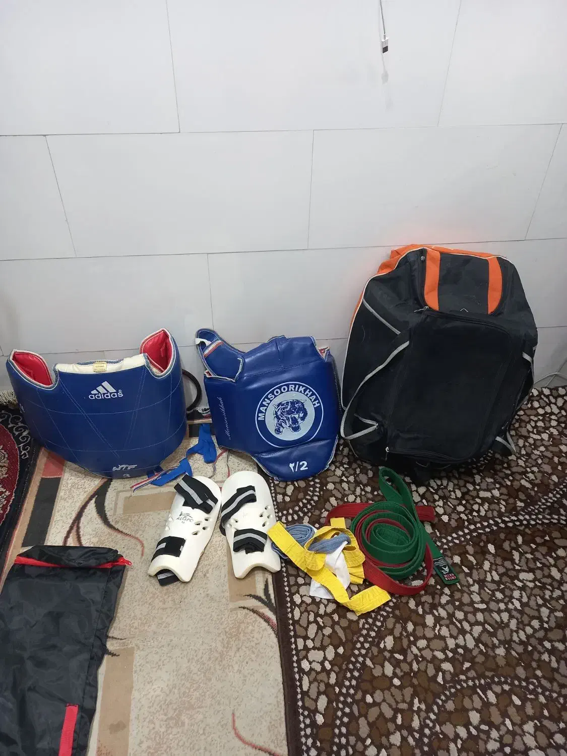 هوگو تکواندو|تجهیزات ورزشی|ری, علایین|دیوار