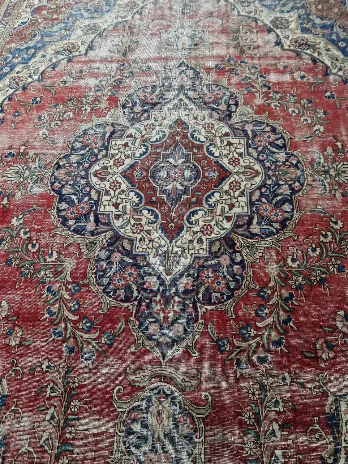 فرش دستبافت عتیقه. پشم و رنگ گیاهی|فرش|حمیدیا, |دیوار