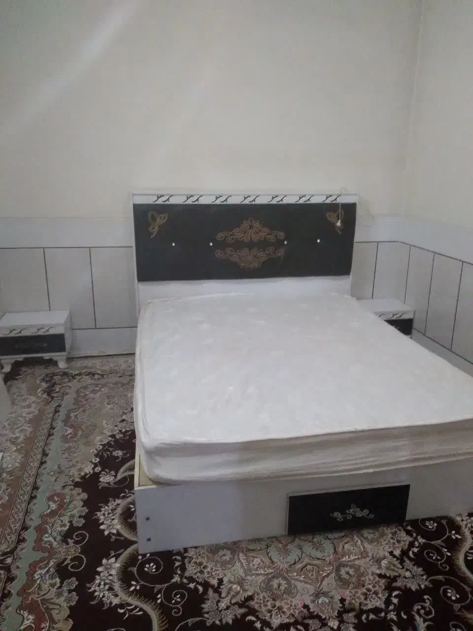 تخت و میز ارایشی|تخت و سرویس خواب|لنجان, |دیوار