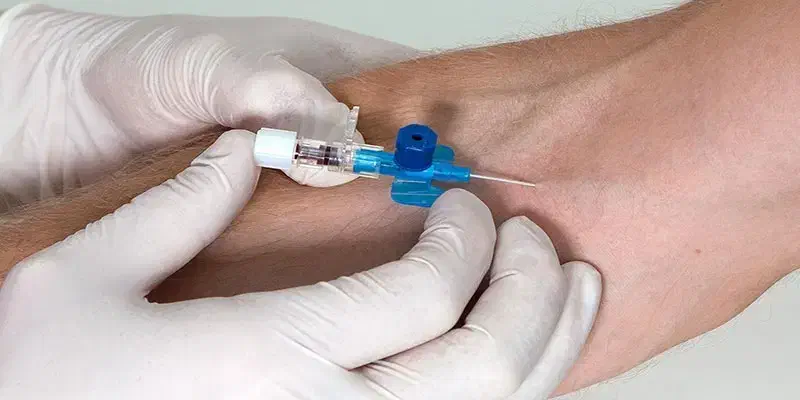 سرم تراپی  تزریقات و خدمات پرستاری در منزل|خدمات آرایشگری و زیبایی|نیشابور, دارایی|دیوار