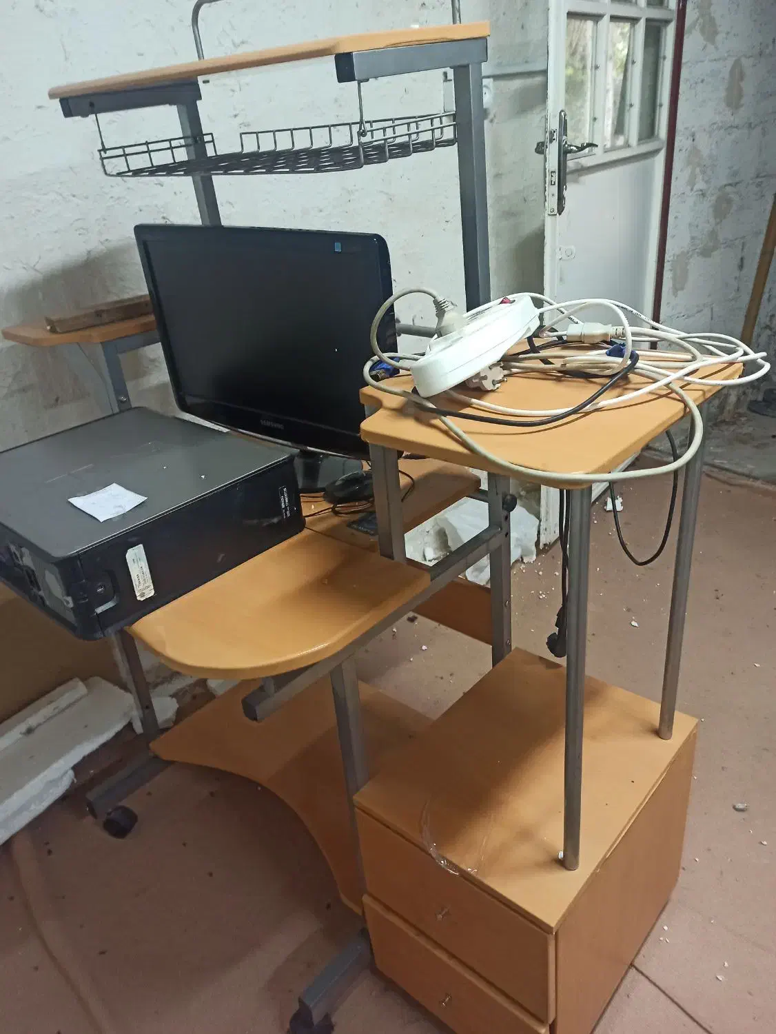 میز رایانه و صندلی اداری|میز تحریر و کامپیوتر|خمام, |دیوار