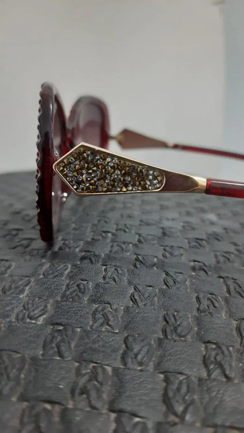 عینک قرمز دیده میشه نورگیر خوبی هم داره|زیورآلات و اکسسوری|نیشابور, خط کاشمر|دیوار