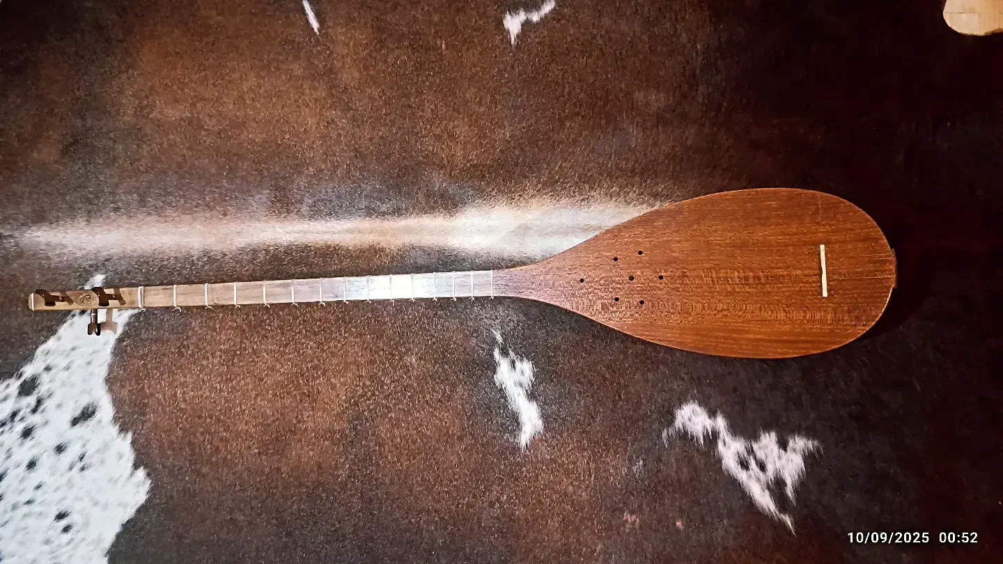 تنبور کاسه یک تکه الگو ۴۰|سازهای سنتی|اصفهان, نقش جهان|دیوار