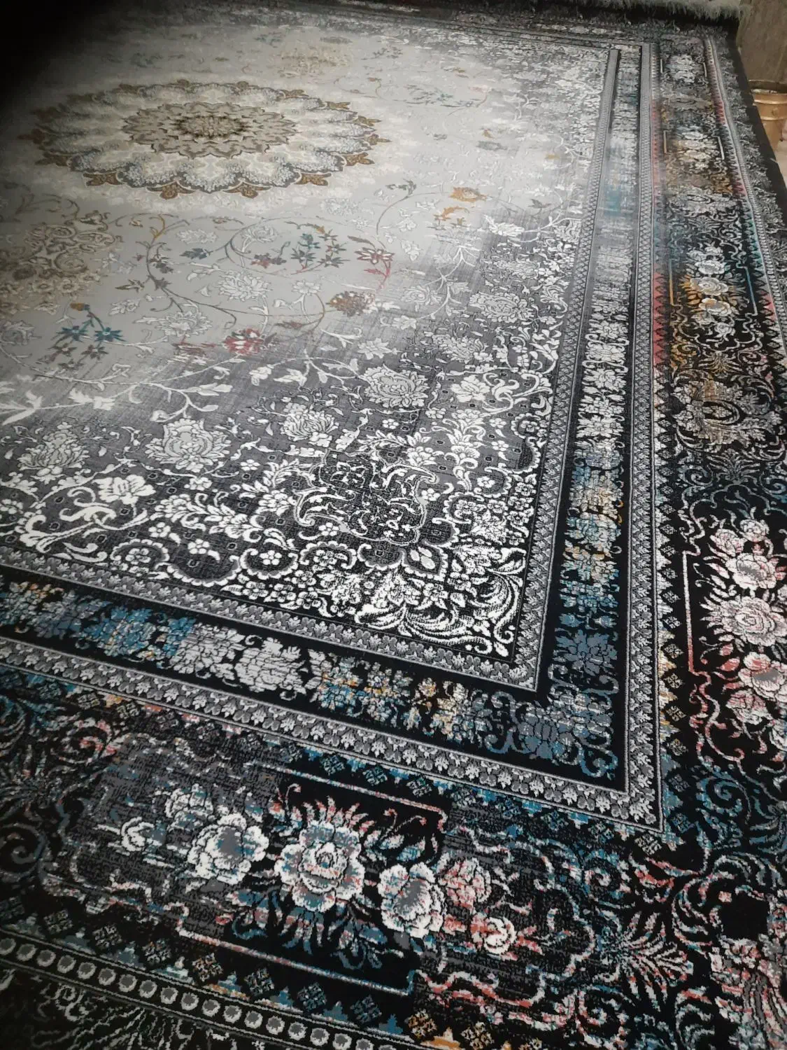 گلچین مشهد|فرش|قم, باغ شریفی|دیوار