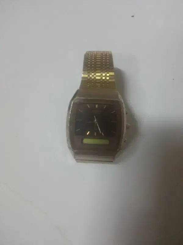 ساعت مچی سیتیزن|ساعت|شاهین‌شهر, خانه کارگر|دیوار