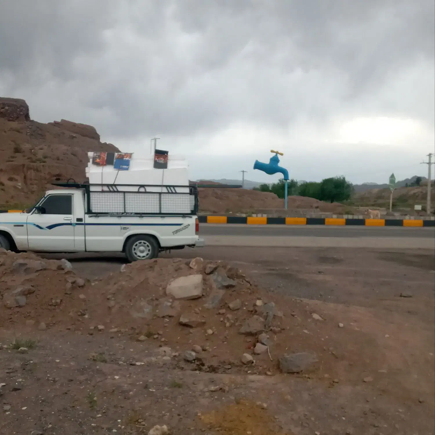 وانت بار کرایه ای تلفنی مزدا با کارگر قیمت مناسب|خدمات حمل و نقل|کرمان, |دیوار