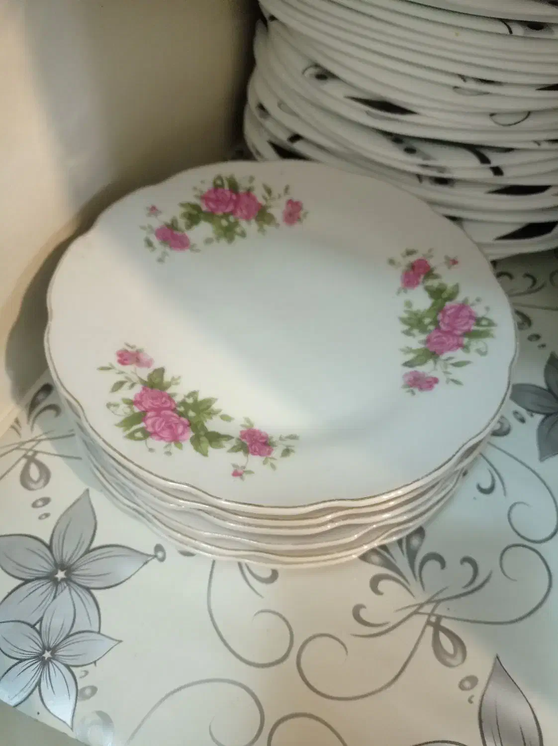 سرویس چینی گل قرمز|ظروف سرو و پذیرایی|بروجرد, |دیوار