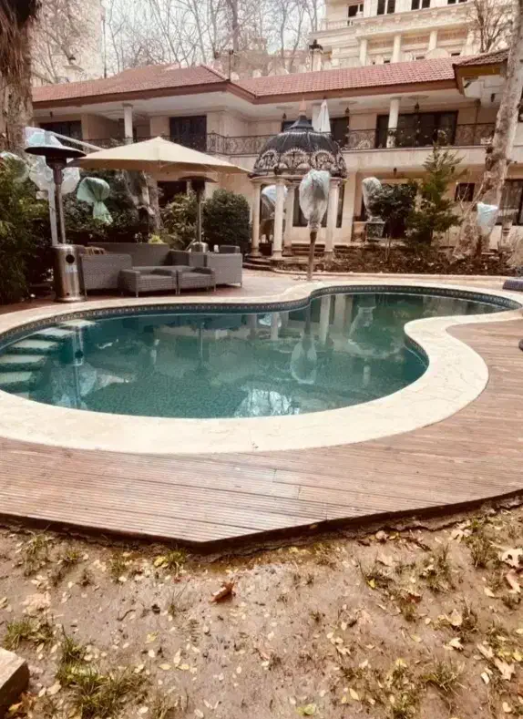 ۱۳۰۰ متر بنا  ۶۵۰ متر زمین  ۳۰۰ متر حیاط