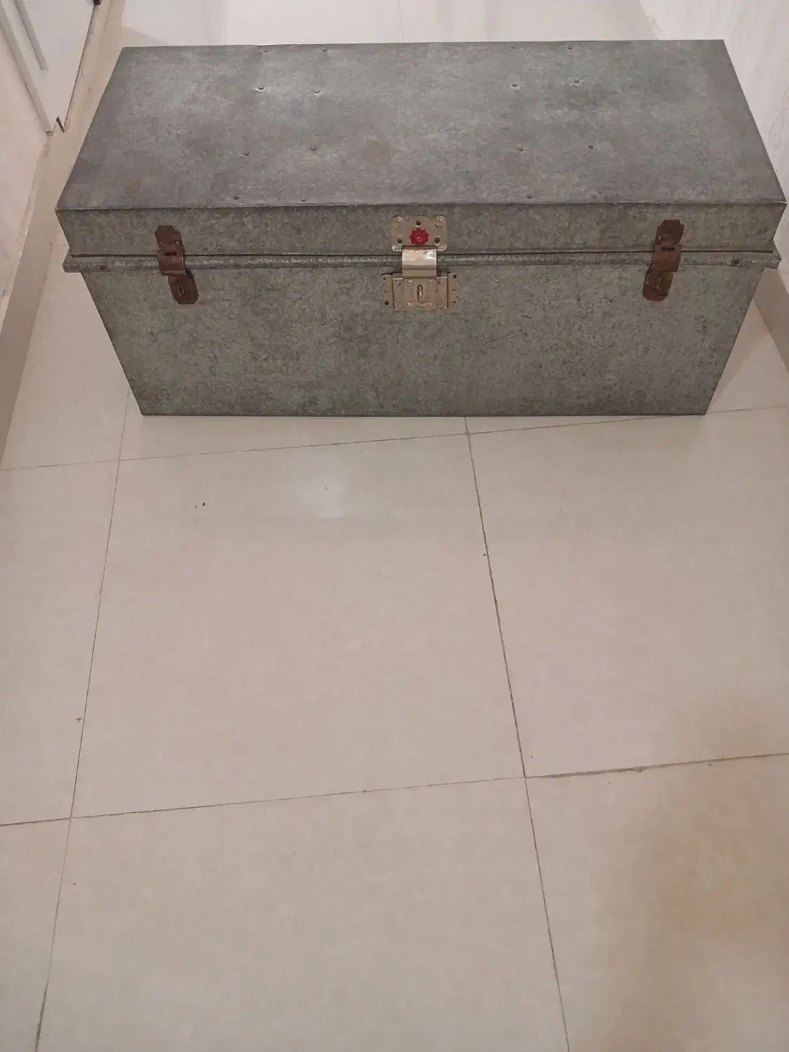 چمدان گالوانیزه ی قدیمی|کلکسیون اشیاء عتیقه|بیرجند, |دیوار