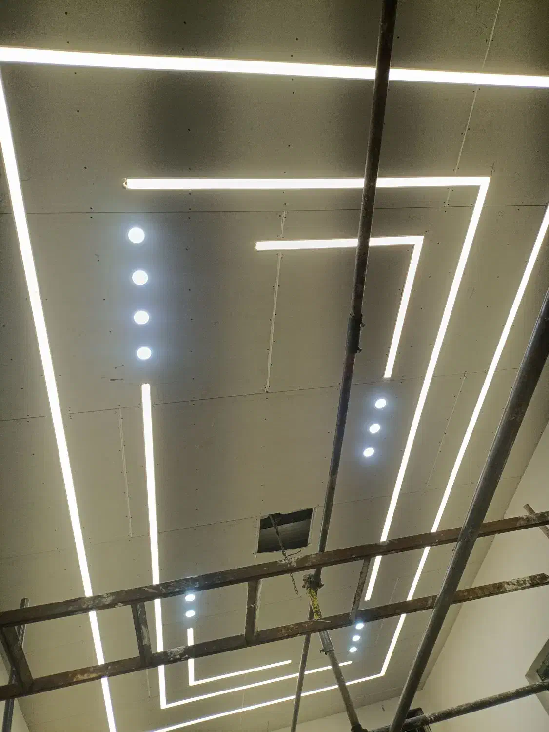 نصب و طراحی لاینر نوری و تزئینات نوری|خدمات پیشه و مهارت|نیشابور, فردوس شمالی|دیوار