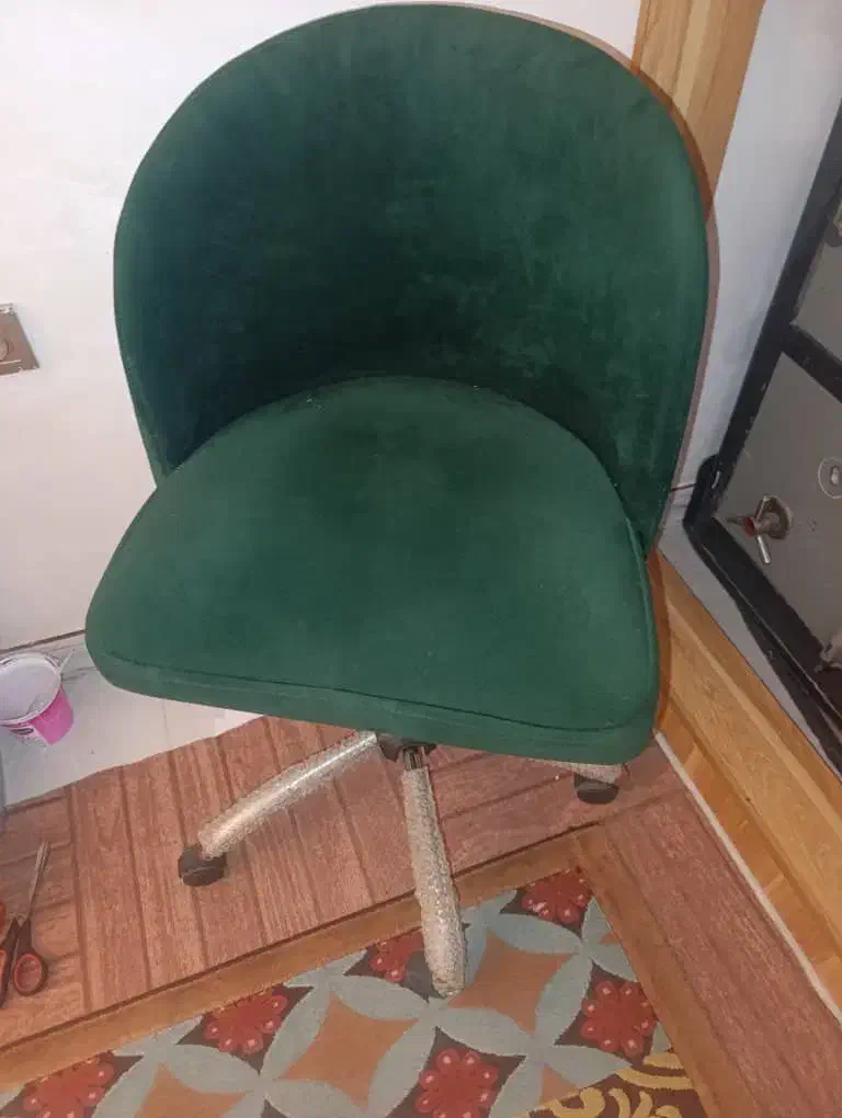 دوتا صندلی چرخ داری|دفتر کار|رشت, رشتیان|دیوار