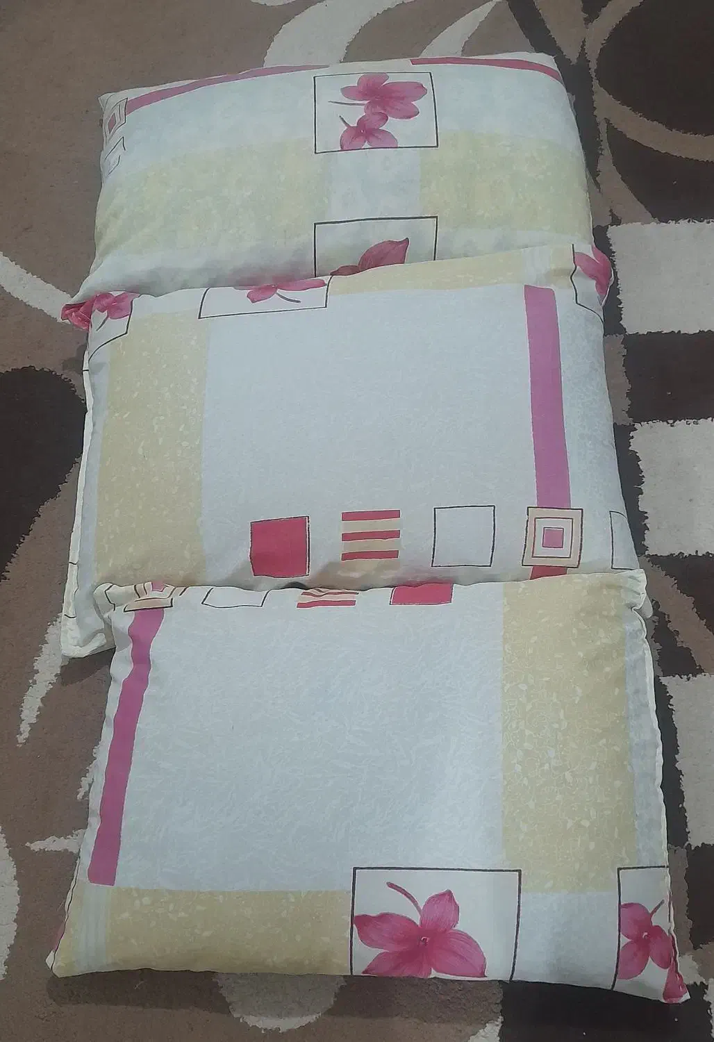 تعدادی تشک و بالش|رختخواب، بالش، پتو|فاضل آباد, |دیوار