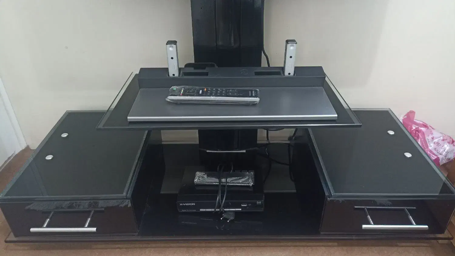 تلویزیون سونی به همراه میز و دستگاه دیجیتال|تلویزیون و پروژکتور|مشهد, کوثر|دیوار