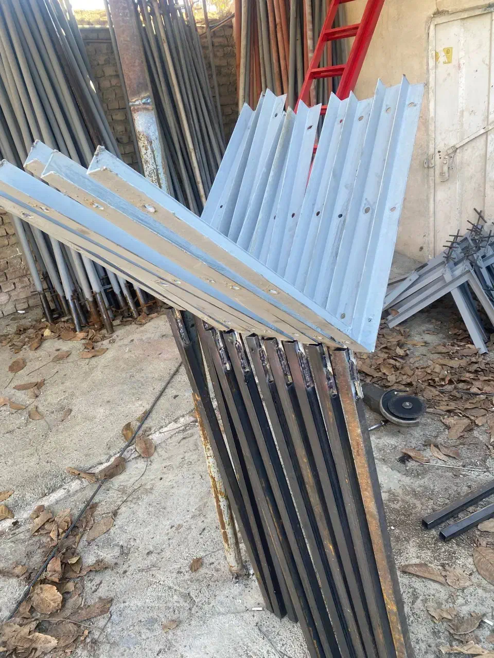 اجرا و نصب سیم خاردار شاخ گوزنی توری فنس|مصالح و تجهیزات ساختمان|کرج, کمال‌شهر|دیوار