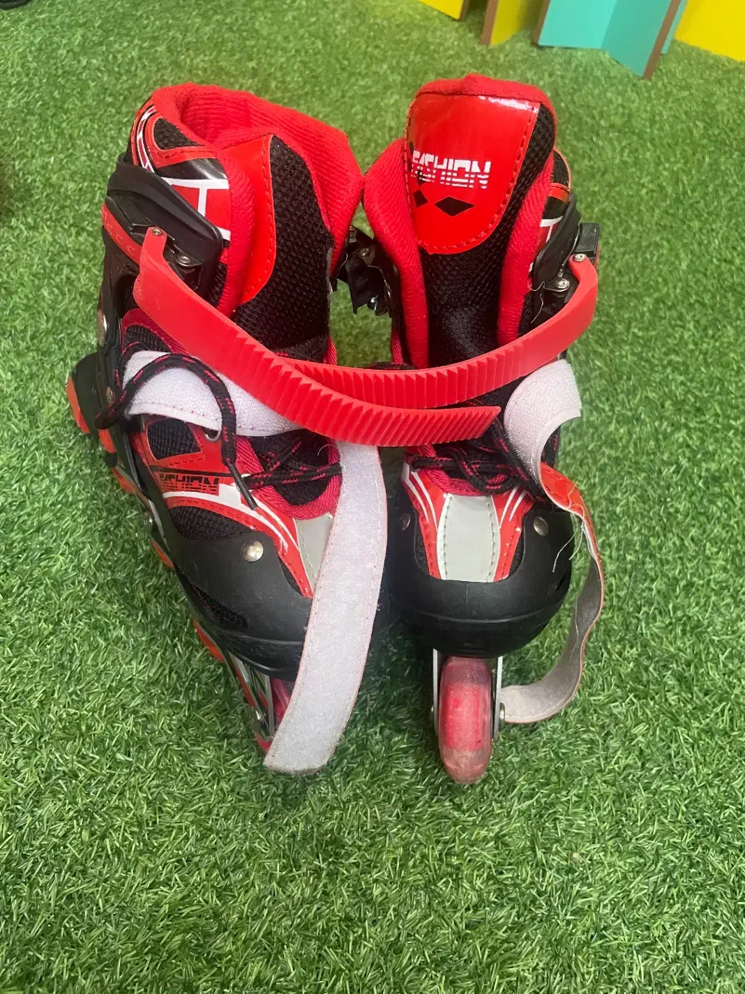 اسکیت قرمز مشکی|دوچرخه، اسکیت، اسکوتر|رشت, خمیران زاهدان|دیوار