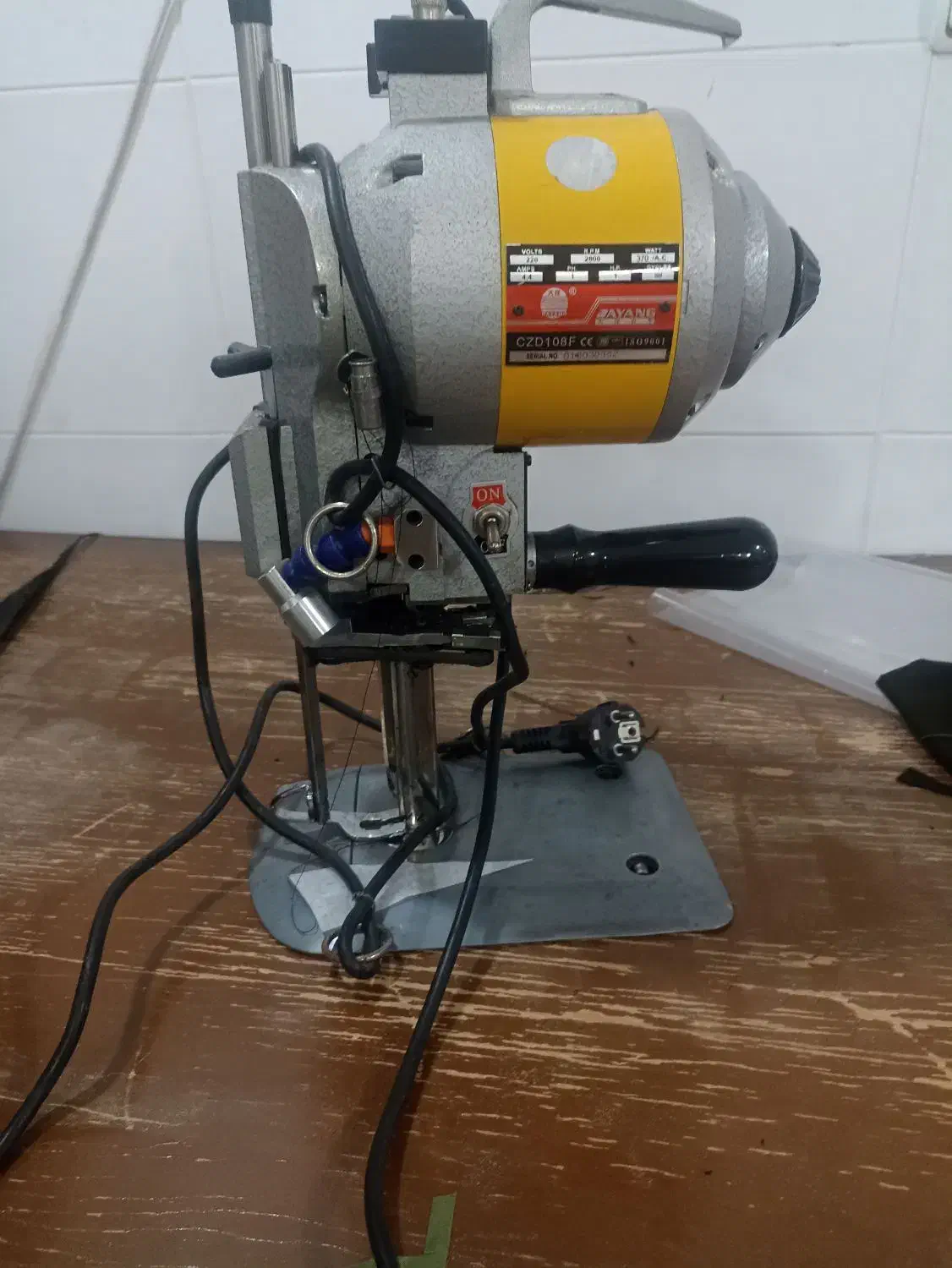 قیچی برقی کاملا سالم|چرخ خیاطی و ریسندگی|تبریز, |دیوار