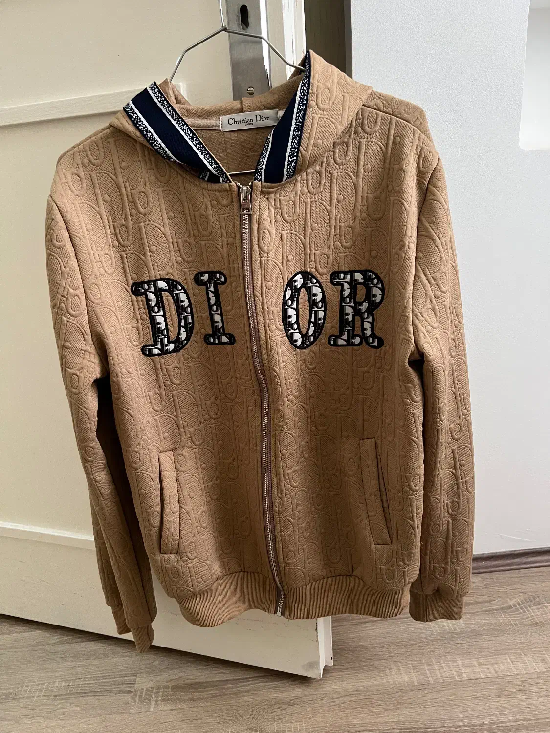 ست لباس|لباس|رشت, امین الضرب|دیوار