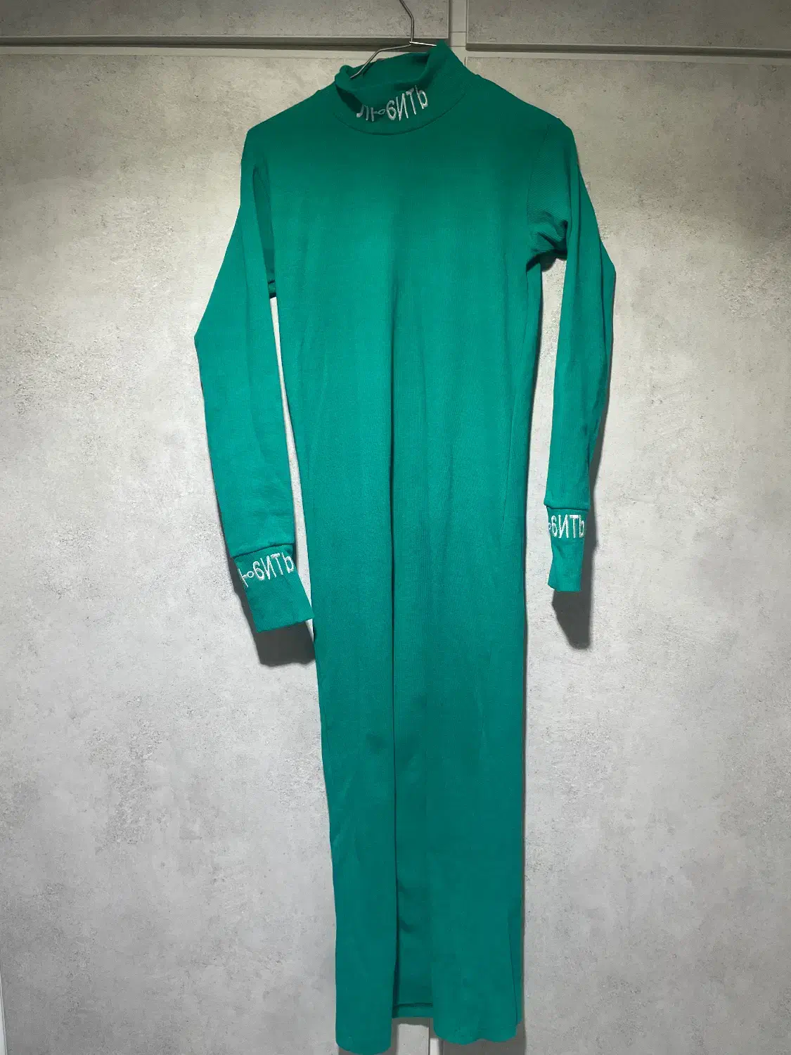 تعدادی لباس|لباس|همدان, |دیوار