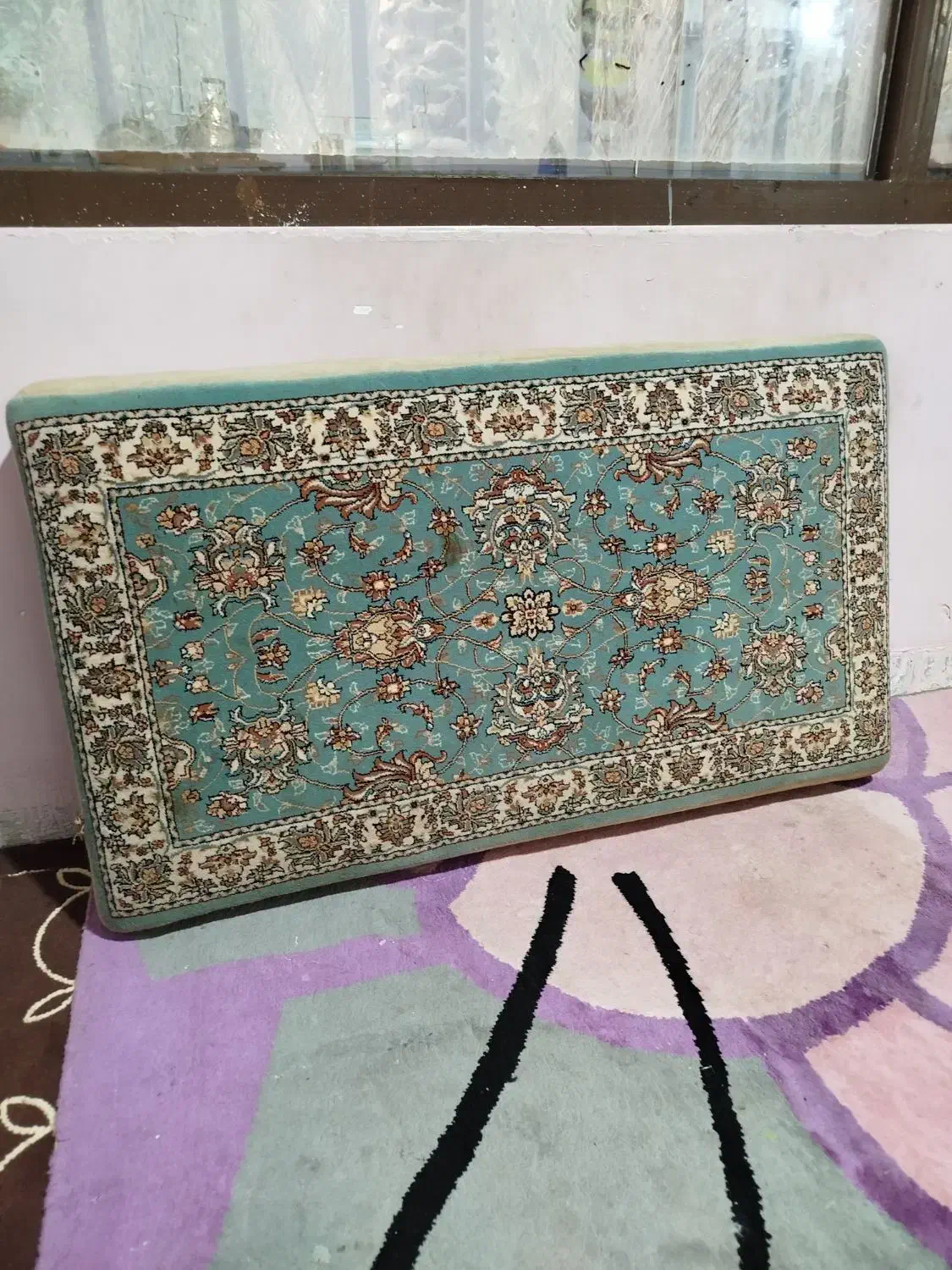 شش عدد پشتی|پشتی|بم, |دیوار