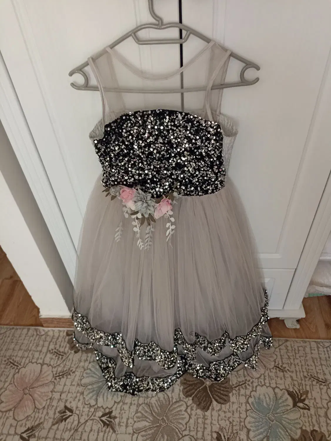 پیراهن مجلسی|کفش و لباس بچه|صومعه‌سرا, |دیوار