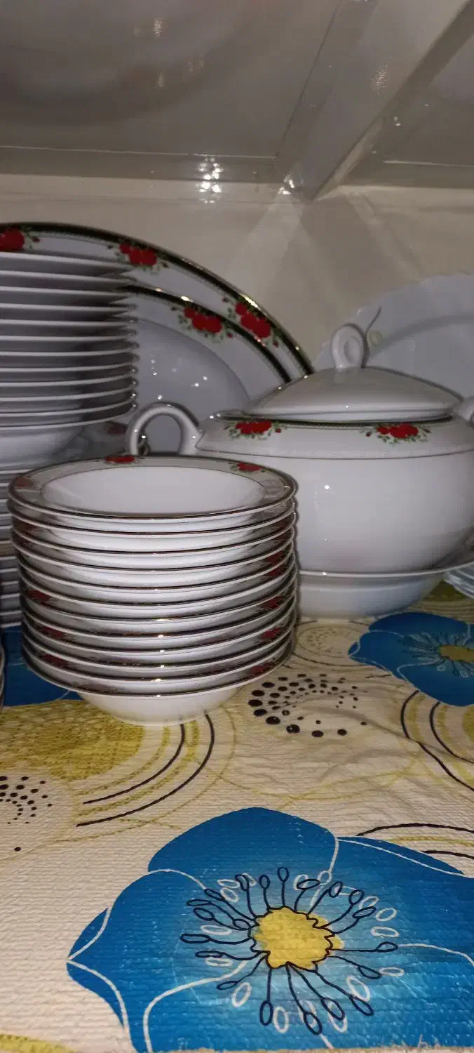 سرویس ۱۲ نفره چینی|ظروف سرو و پذیرایی|اصفهان, بهارستان|دیوار