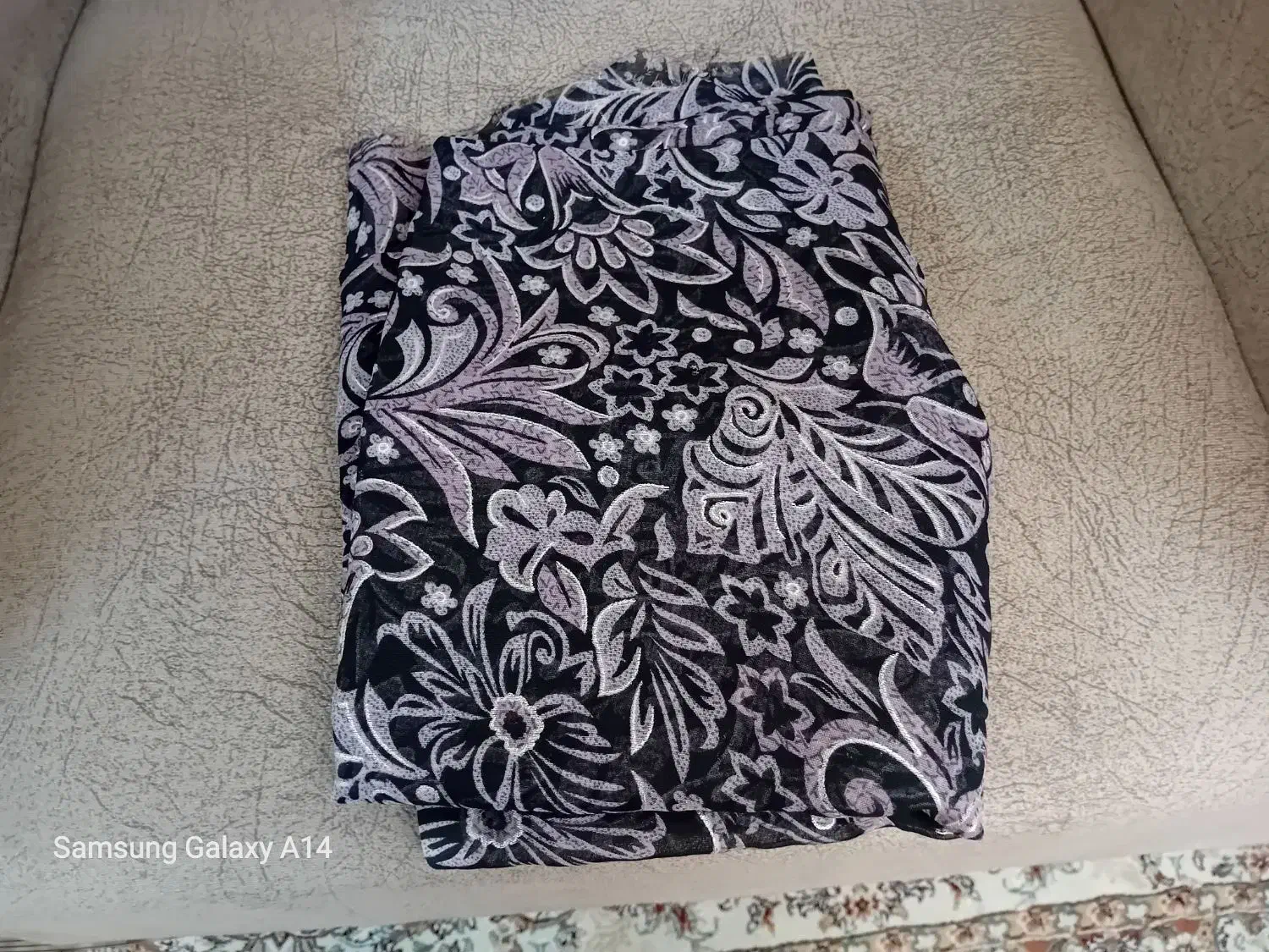 چادر رنگی|لباس|ری, دولتآباد|دیوار