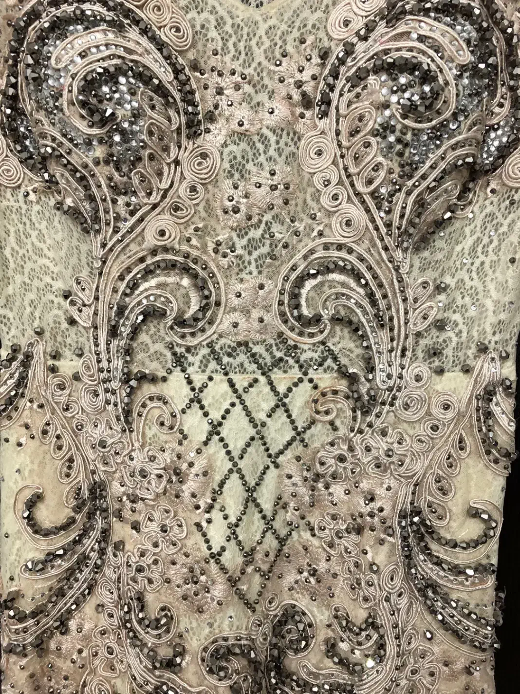 تماما سنگ دوزی،دنباله دار|لباس|قم, شهرک قدس|دیوار