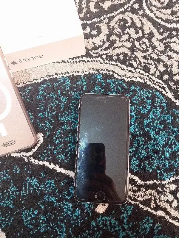 گوشی ایفون|موبایل|رباط‌کریم, شترخوار|دیوار